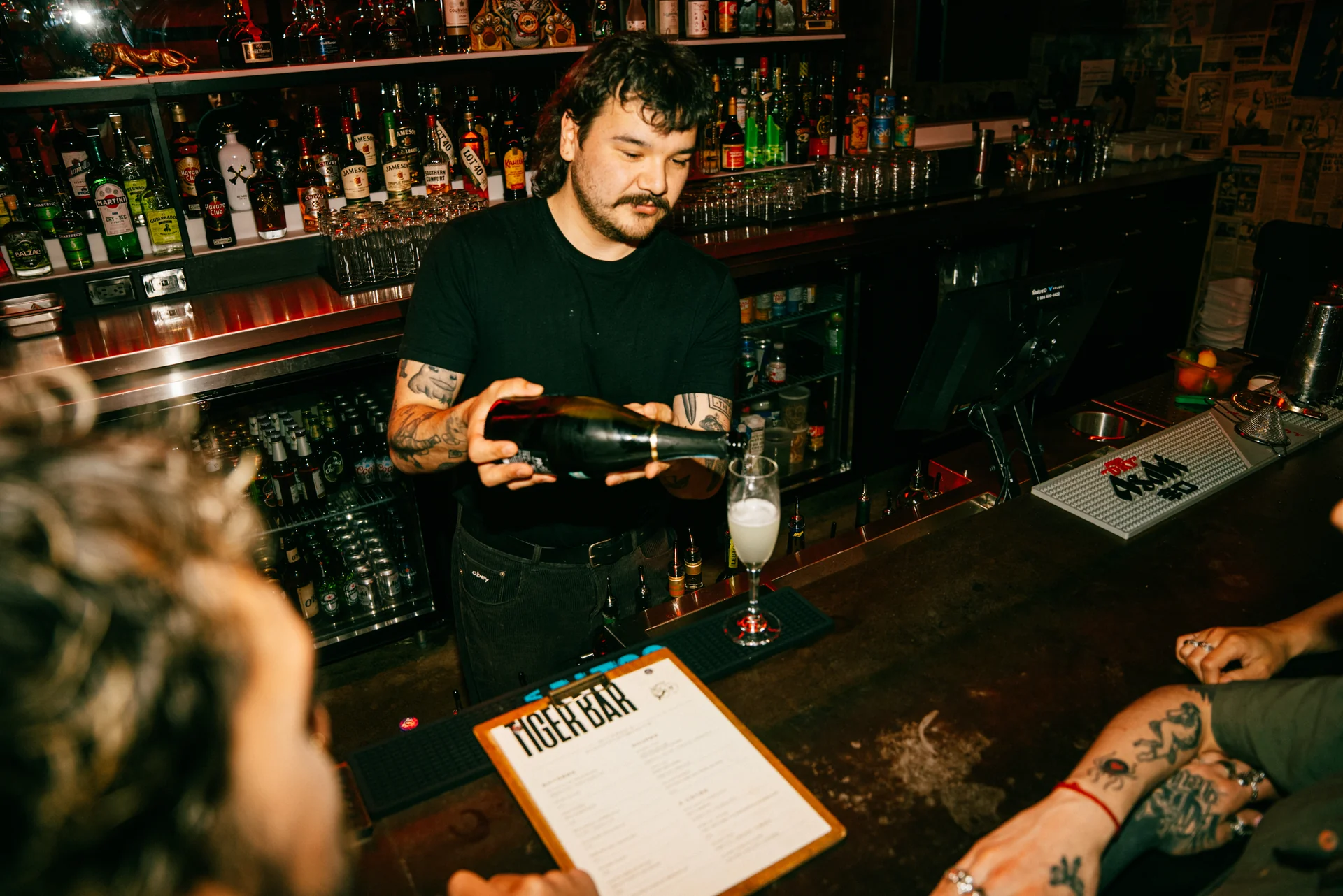 Barman du tiger bar qui fait un cocktail