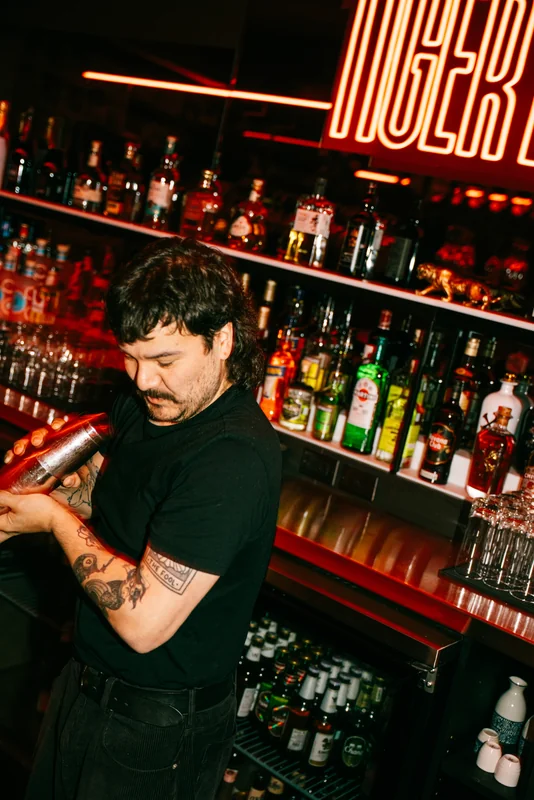 Barman du tiger bar qui fait un cocktail