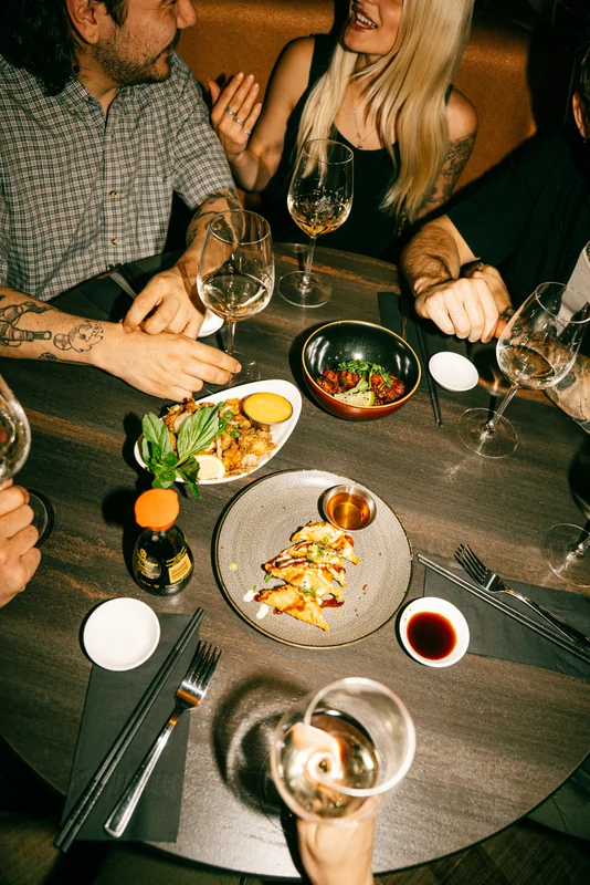 Plats asiatiques sur une table
