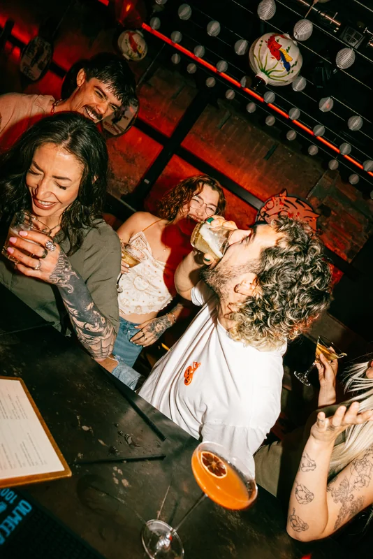 Groupe d'amis buvant un verre au bar